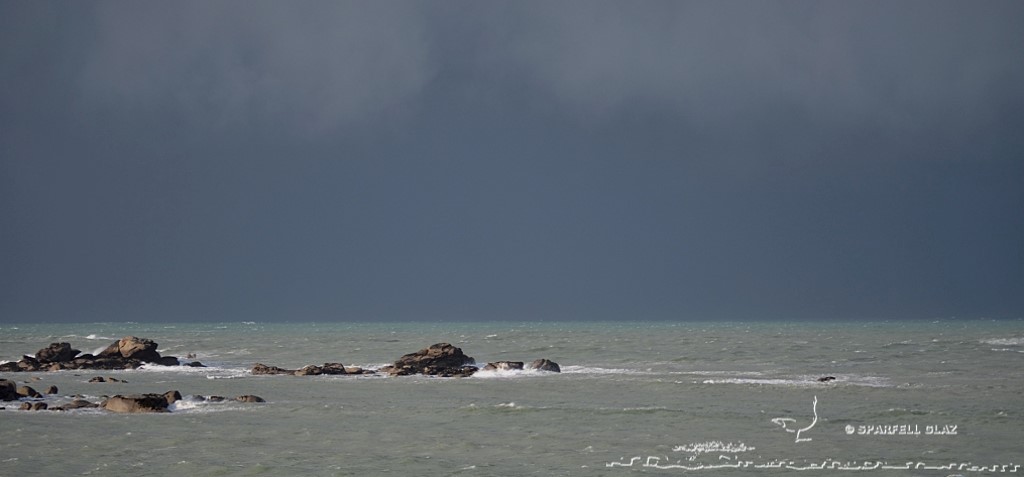 ciel d'orage et mer laiteuse en Bretagne