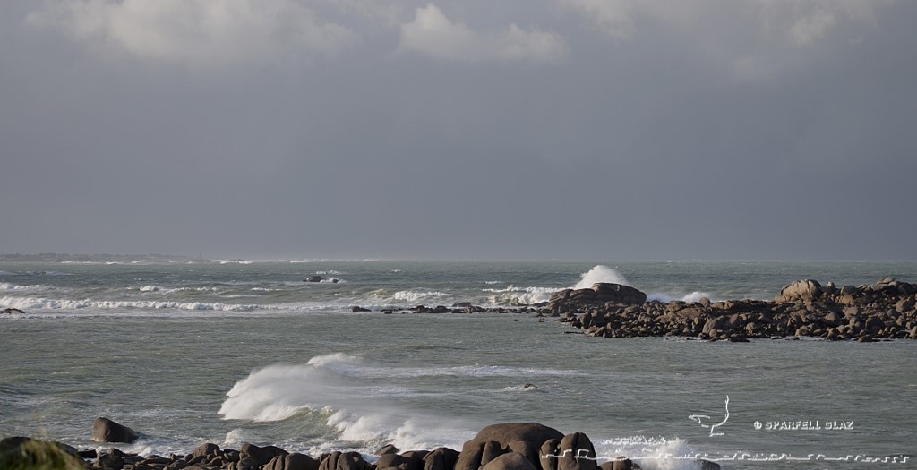 ciel d'orage et mer laiteuse en Bretagne
