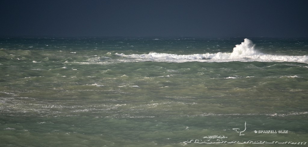 ciel d'orage et mer laiteuse en Bretagne