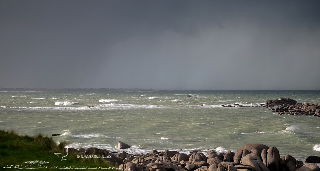 ciel d'orage et mer laiteuse en Bretagne